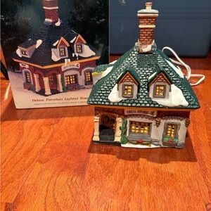 HEARTLAND VALLEY VILLAGE DELUXE PORCELAIN LIGHTED HOUSE - Drug Store